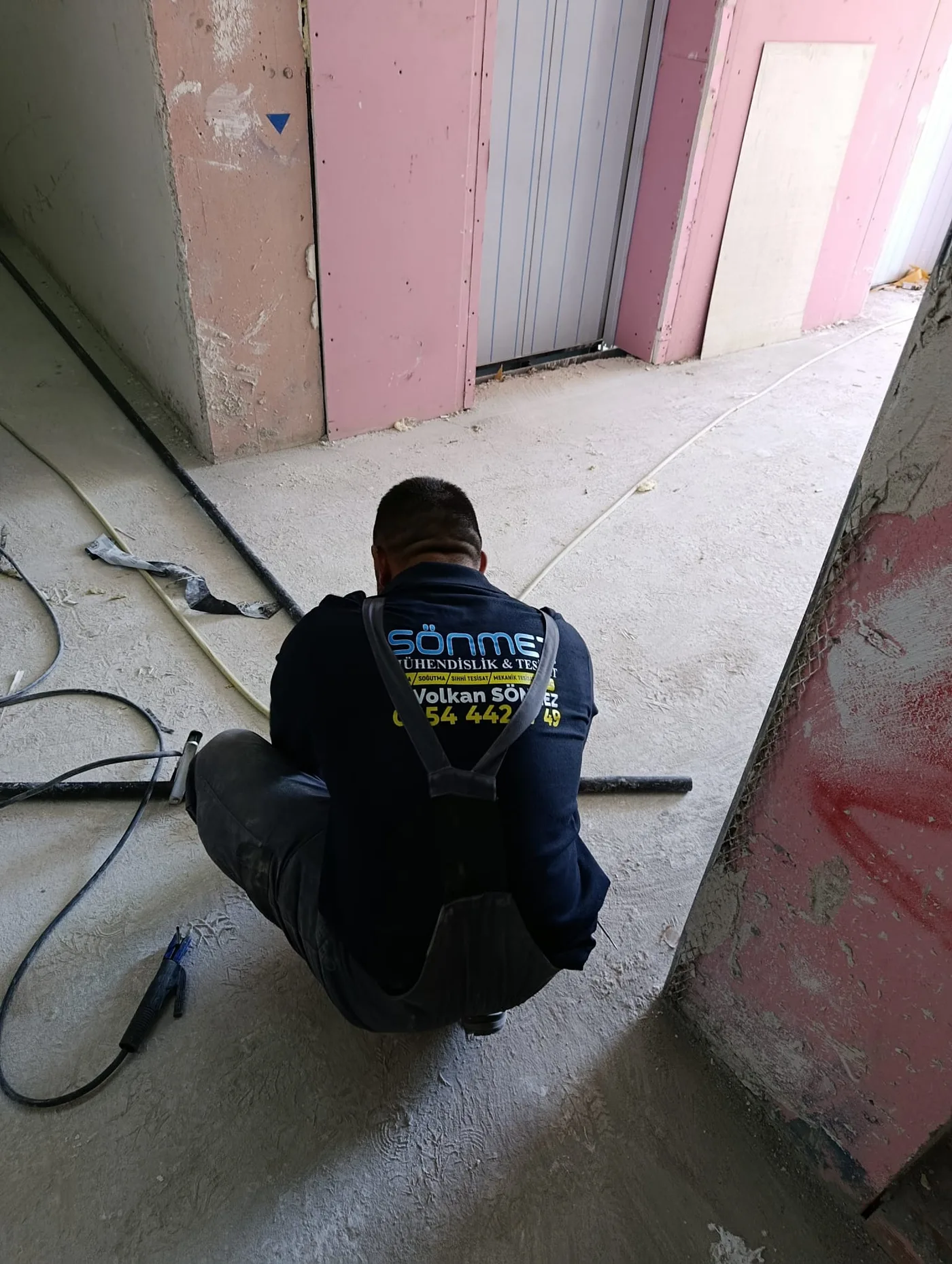 Teknik personelin saha montaj çalışması